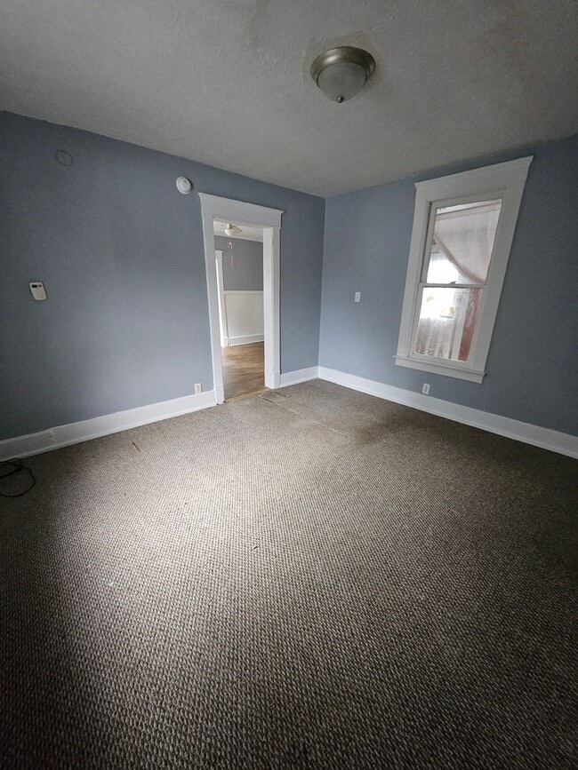 Building Photo - One bedroom unit on West Side