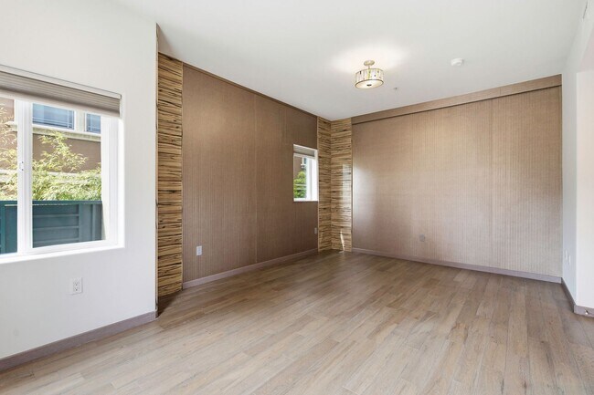 Building Photo - 903 S New Hampshire Ave