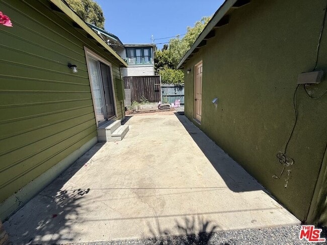 Building Photo - 802 Superba Ave