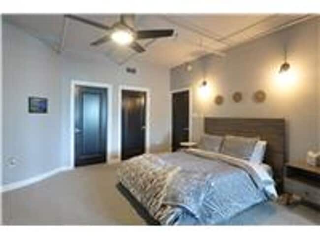 Building Photo - 4901 Washington Boulevard 4B