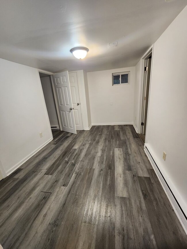 Building Photo - Apartment Unit with Appliances