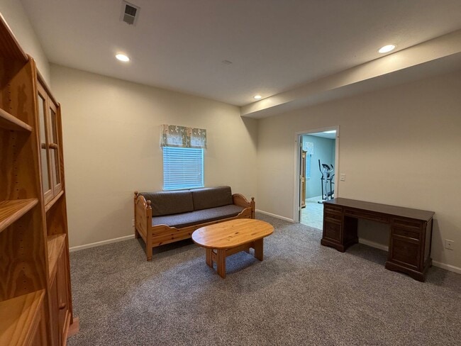 Building Photo - Fully Furnished Short Term Rental!