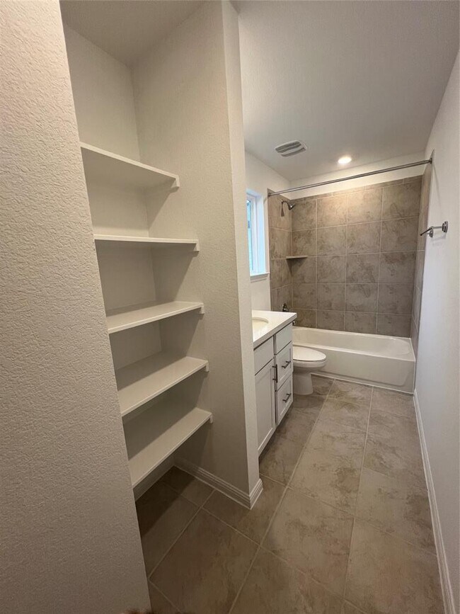 Building Photo - 848 Long Run