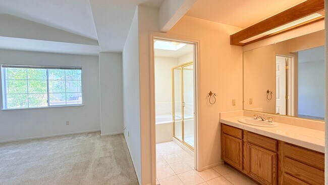 Building Photo - 1126 Vista Pointe Cir