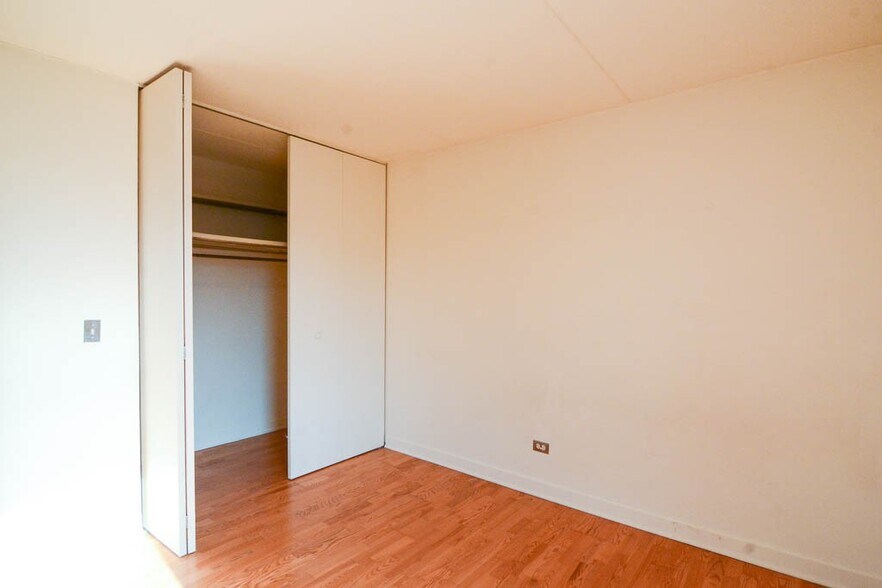 Building Photo - 630 W Wellington Ave