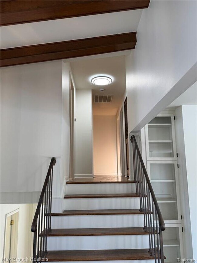 Building Photo - Beautiful mid-century modern home