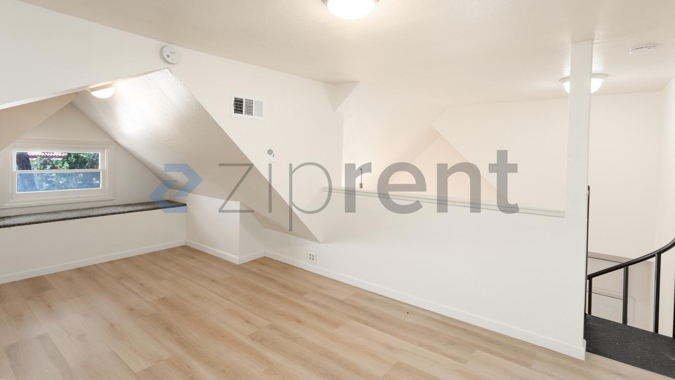 Building Photo - Unit 4