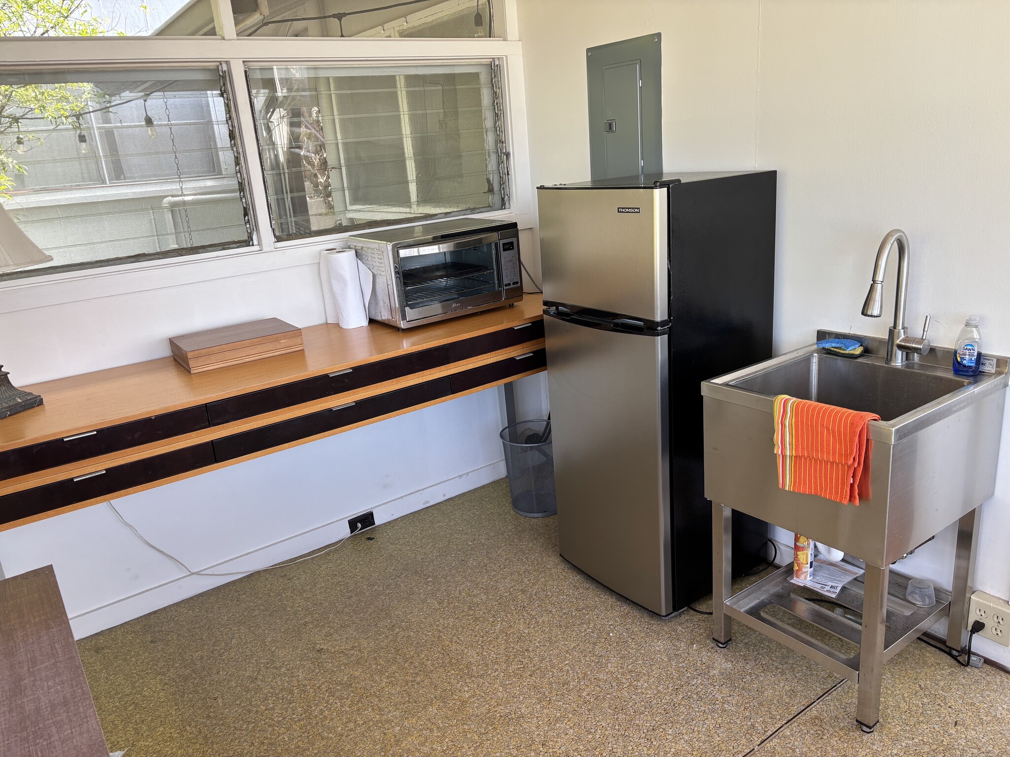 Kitchenette - 1970 Mott-Smith Dr