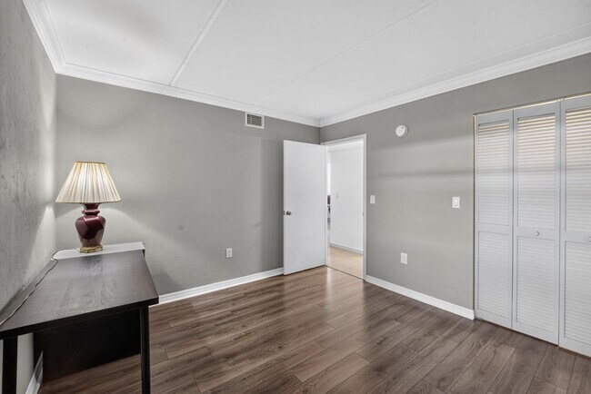 Building Photo - 3131 S Ridgewood Ave