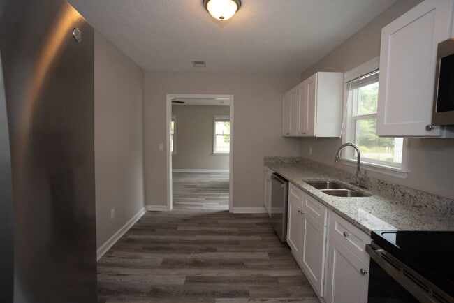 Building Photo - Welcome to this Beautiful Home nestled in the heart of Sumter, SC.