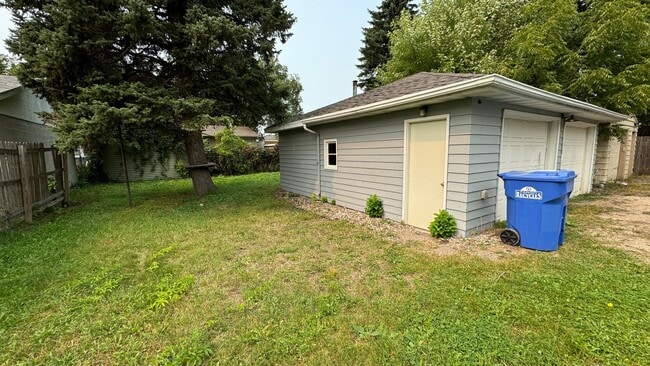 Building Photo - 4 Bed 2 Bath Home - North Fargo