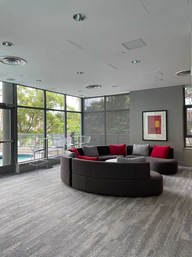 Building Photo - Gorgeous 3 Bedroom 2 Bath Condo For Rent a...