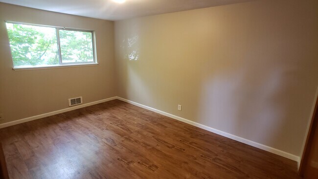 Building Photo - Briarcrest 44