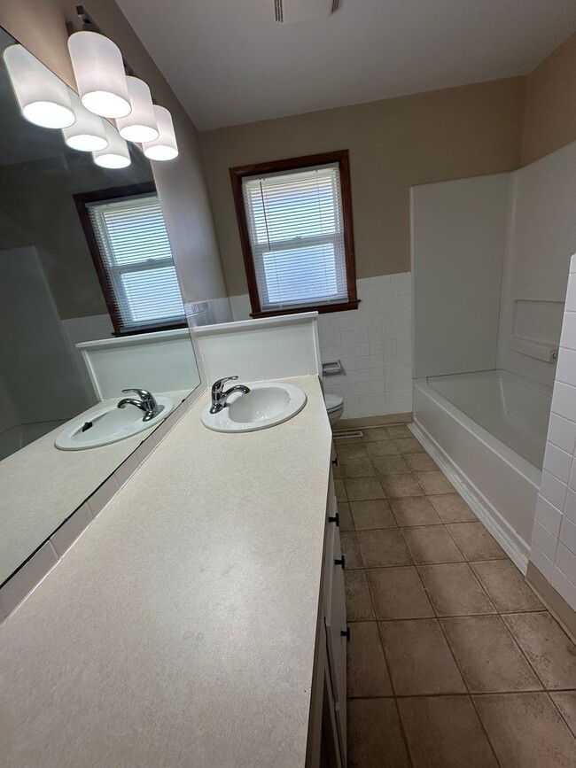 Building Photo - 4 Bedroom, 1.5 Bathroom Updated House