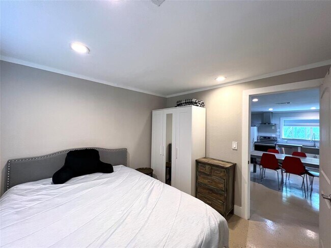 Building Photo - 3500 Del Robles Dr