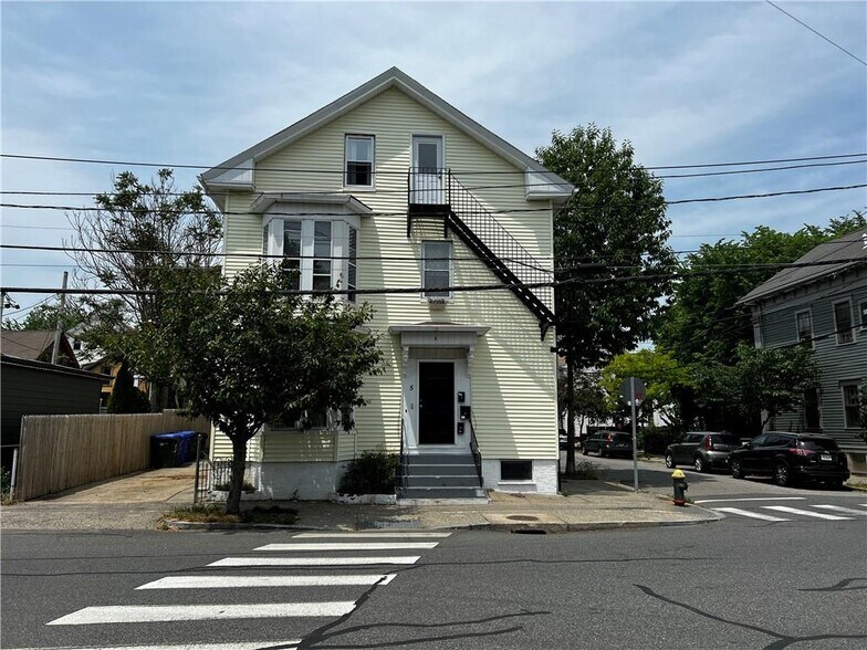 Building Photo - 5 Luongo Sq