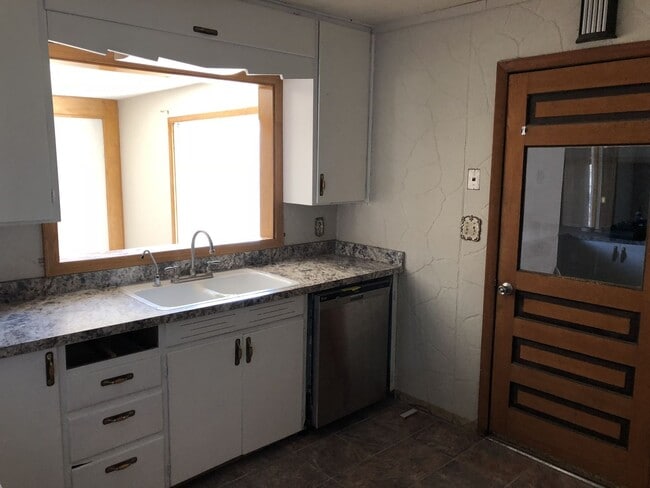 Building Photo - $995 - 3 bed 1 bath - Single Family Home