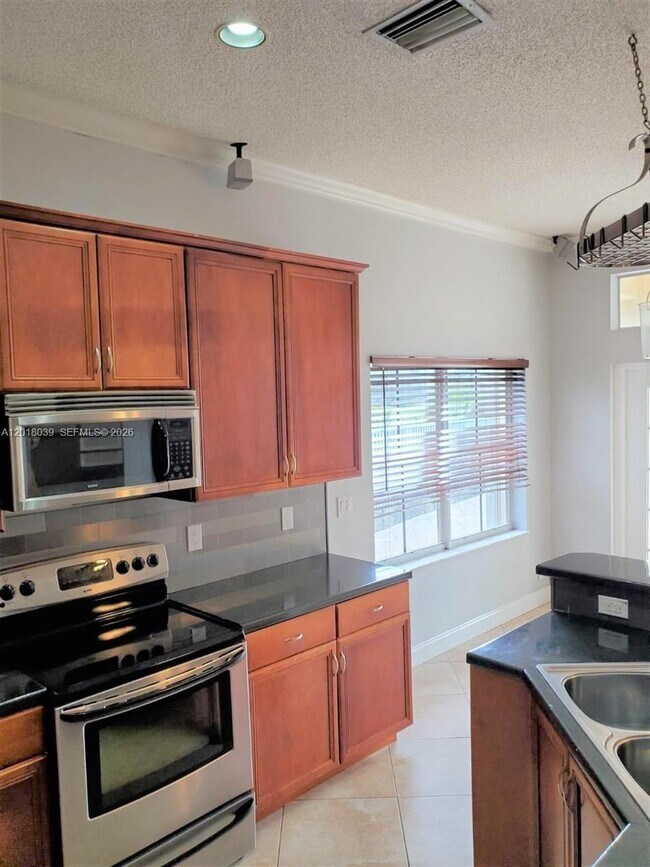Building Photo - 777 Tanglewood Cir