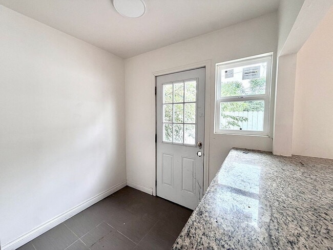 Building Photo - Updated home