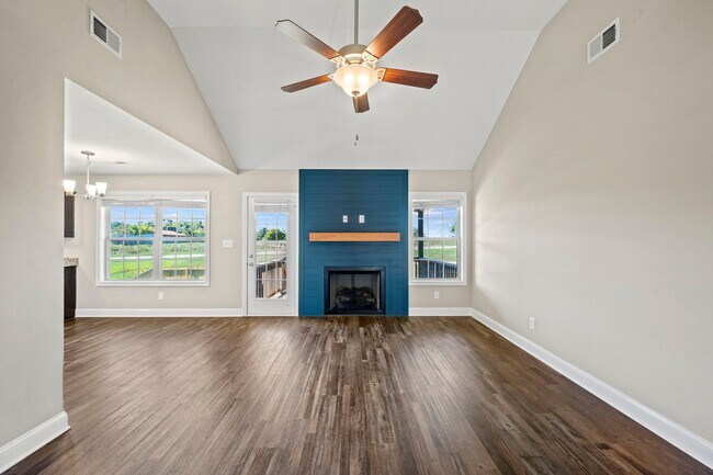 Building Photo - Beautiful Like-New Split Foyer Home Off Ex...