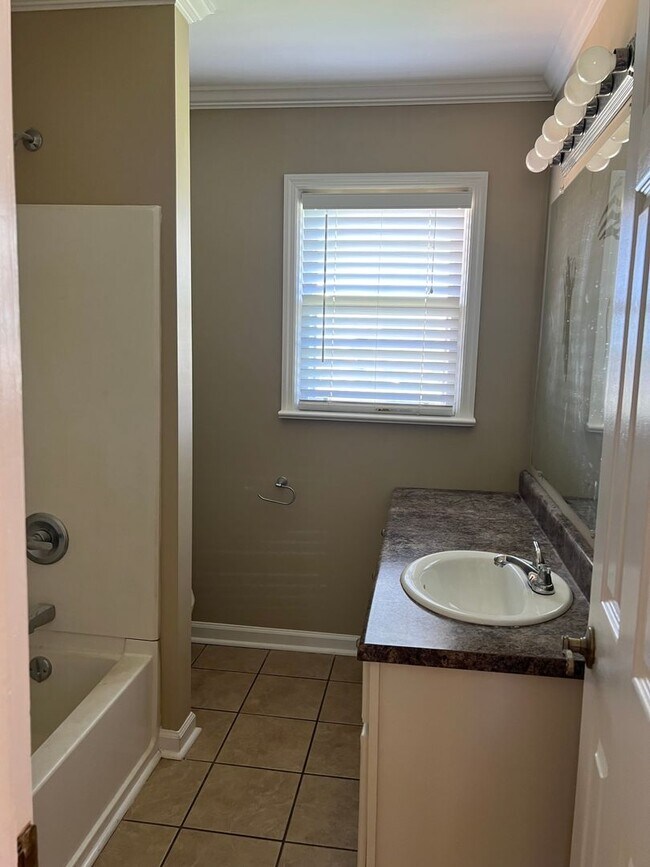 Building Photo - 3 Bed 2 Bath - Florence, AL