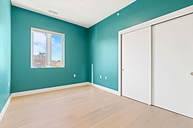 Building Photo - Beautiful 2 Bedroom 2 Bath Condo in the Heart of Rino District!