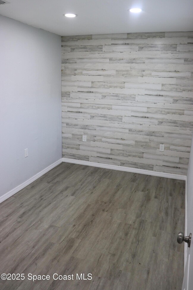 Building Photo - 491 Seacrest Ave