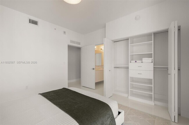 Building Photo - 600 NE 27th St