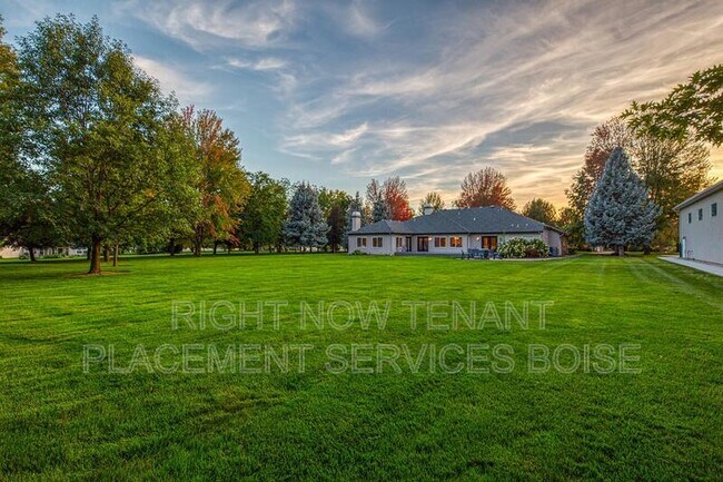 Building Photo - 1646 N Chaucer Way