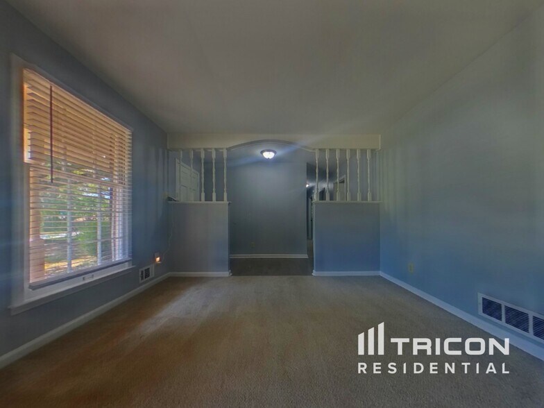 Building Photo - 490 Rocky Creek Dr