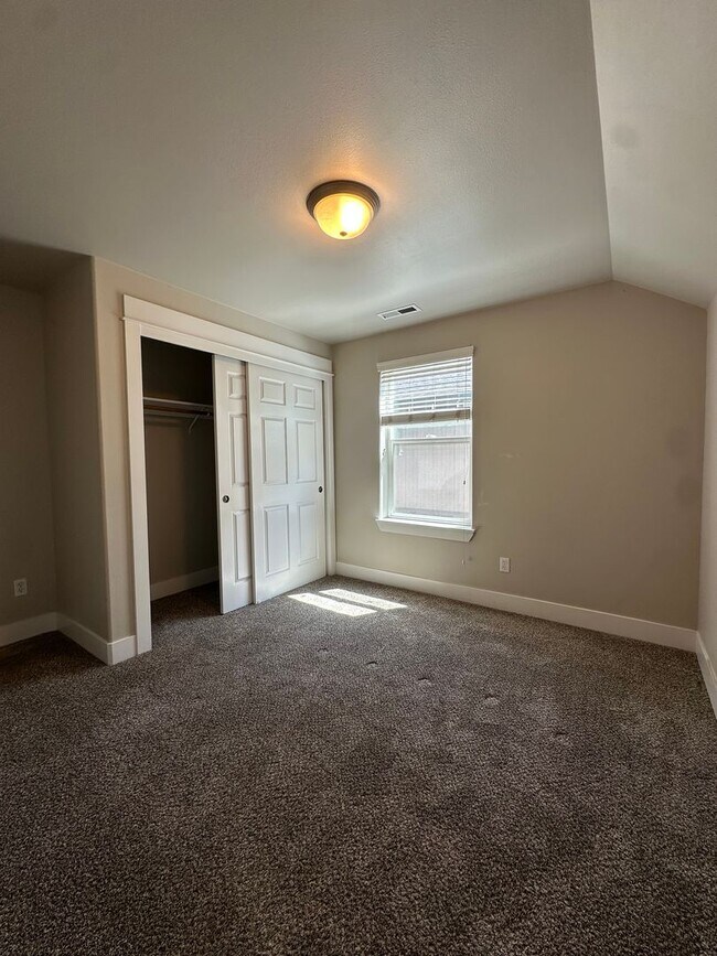 Building Photo - Beautiful home in SE Bend near Jewell Elementary!