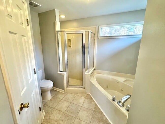 Building Photo - Great Location Fantastic Price-4 Bedroom 2.5 Bath AVAILALBE NoW!