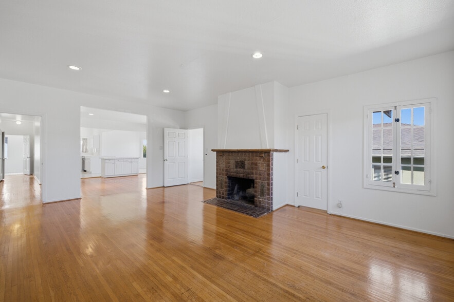 Building Photo - 1097 S Orange Dr