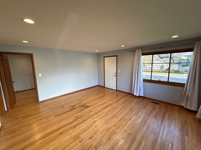 Building Photo - 610 Liberty St SE