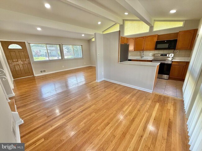 Building Photo - 7700 Glenister Dr