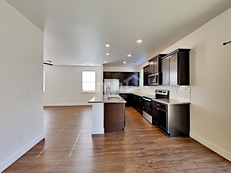 Building Photo - 10626 137th St E