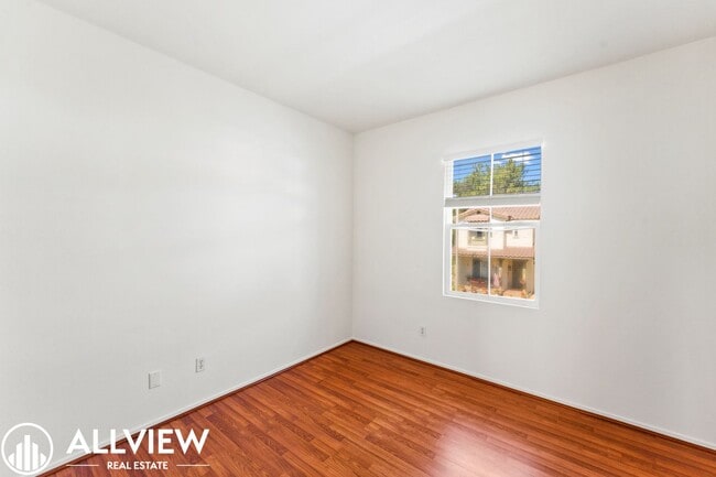 Building Photo - Bright & Spacious 3-Bedroom 2.5 Bath Home in Gated Oak Creek Community