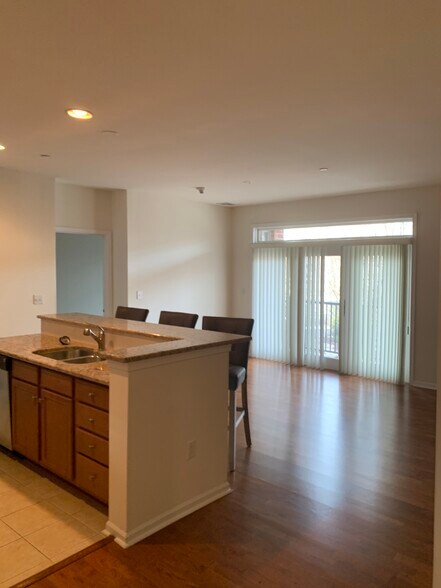 Building Photo - 321 Carson Ter