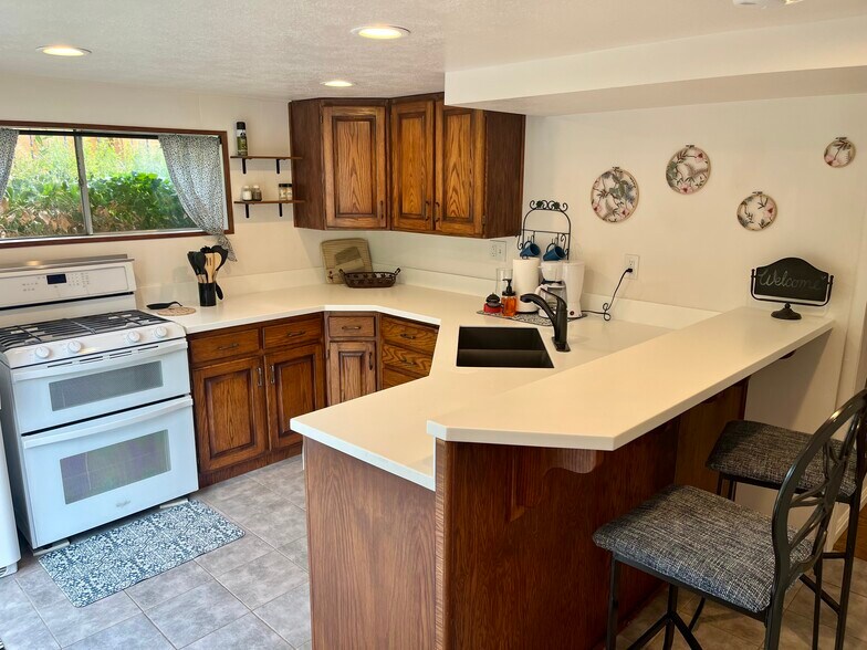 Building Photo - 979 Manchester Rd