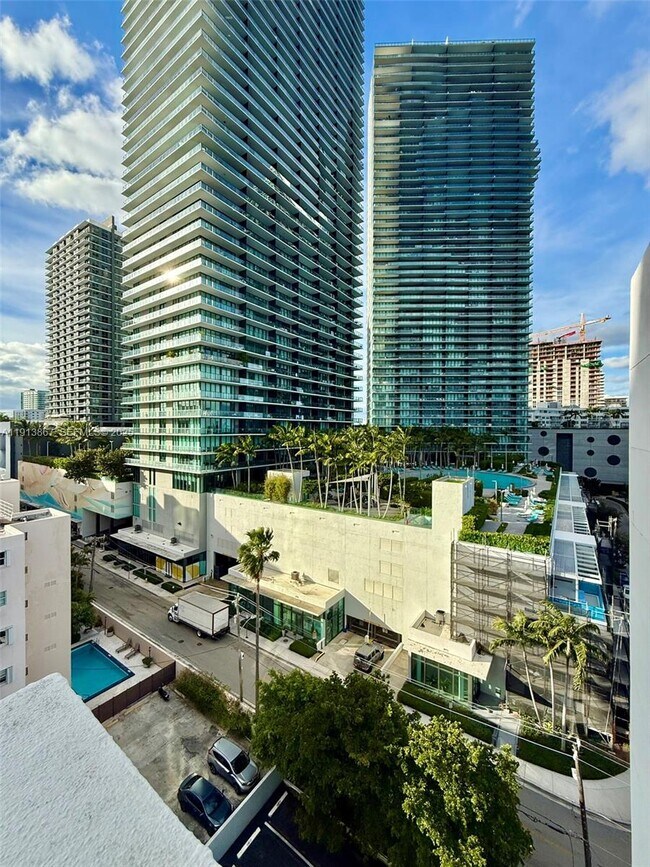 Building Photo - 555 NE 30th St