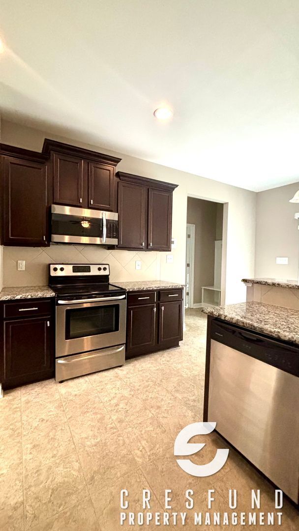 Building Photo - Spacious, Stylish & Close to It All – 3 Be...