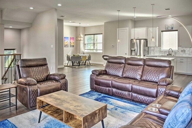 Building Photo - 6403 Bowling Green St