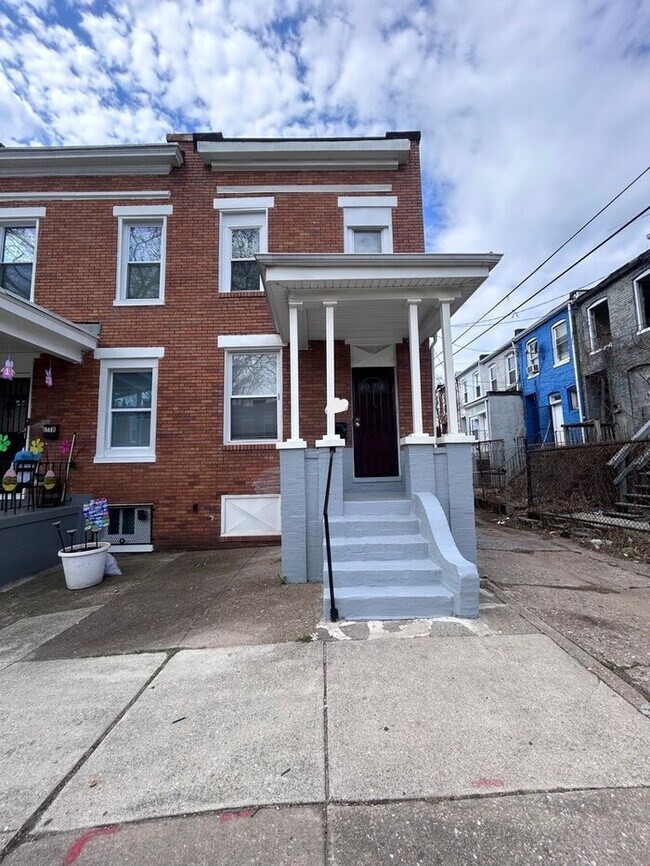 Building Photo - 1 Bedroom Plus Den HOUSE