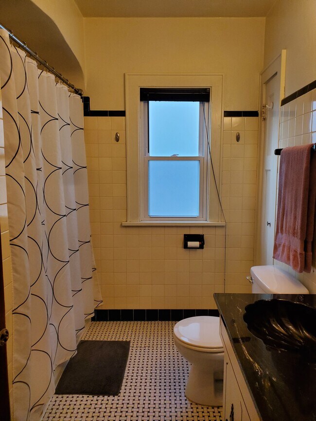 Building Photo - 3263 S Springfield Ave