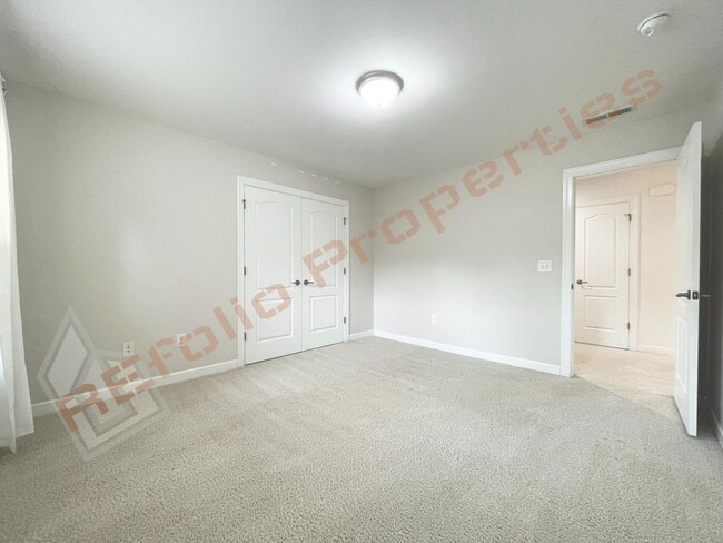 Building Photo - Lovely 5 Bedroom 4 Bathroom Single Family ...