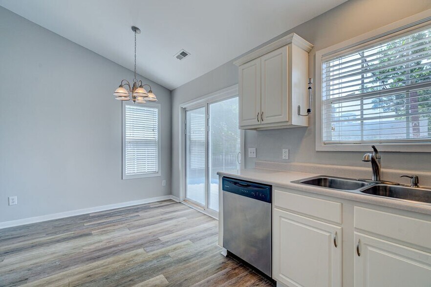 Building Photo - 305 Hixon Pl