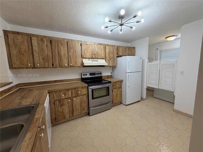 Building Photo - 1540 NW 93rd Ave