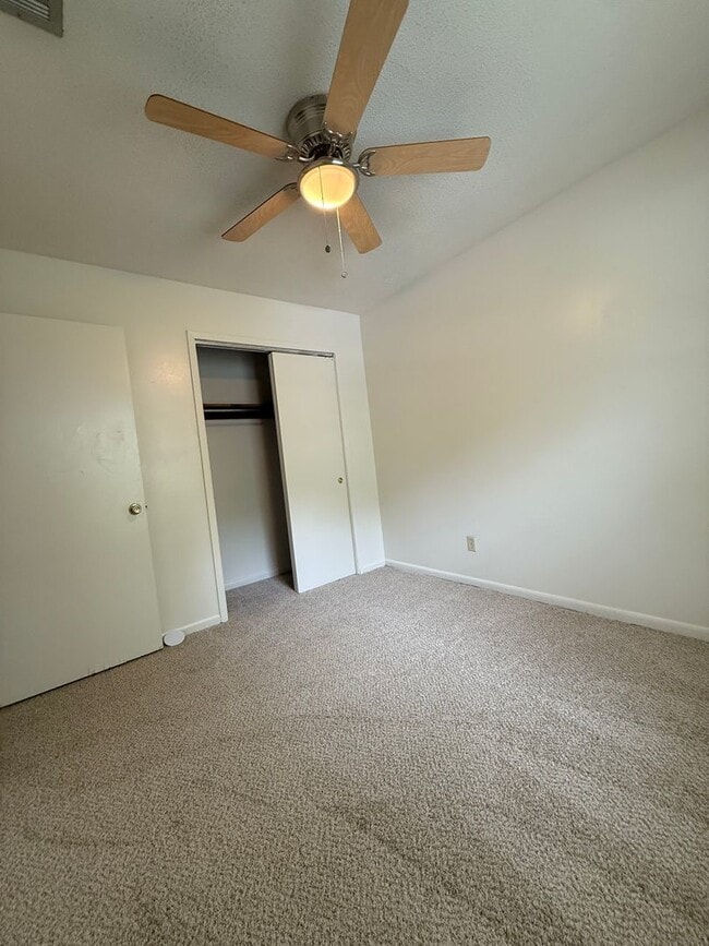 Building Photo - New Listing!