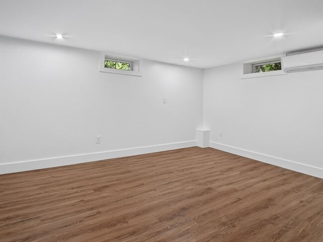 Building Photo - 3 Bed/2 Bath Home with Private Yard