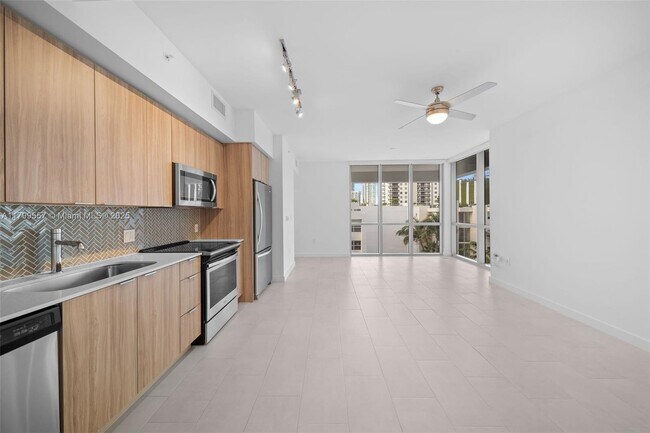 Building Photo - 2150 N Bayshore Dr